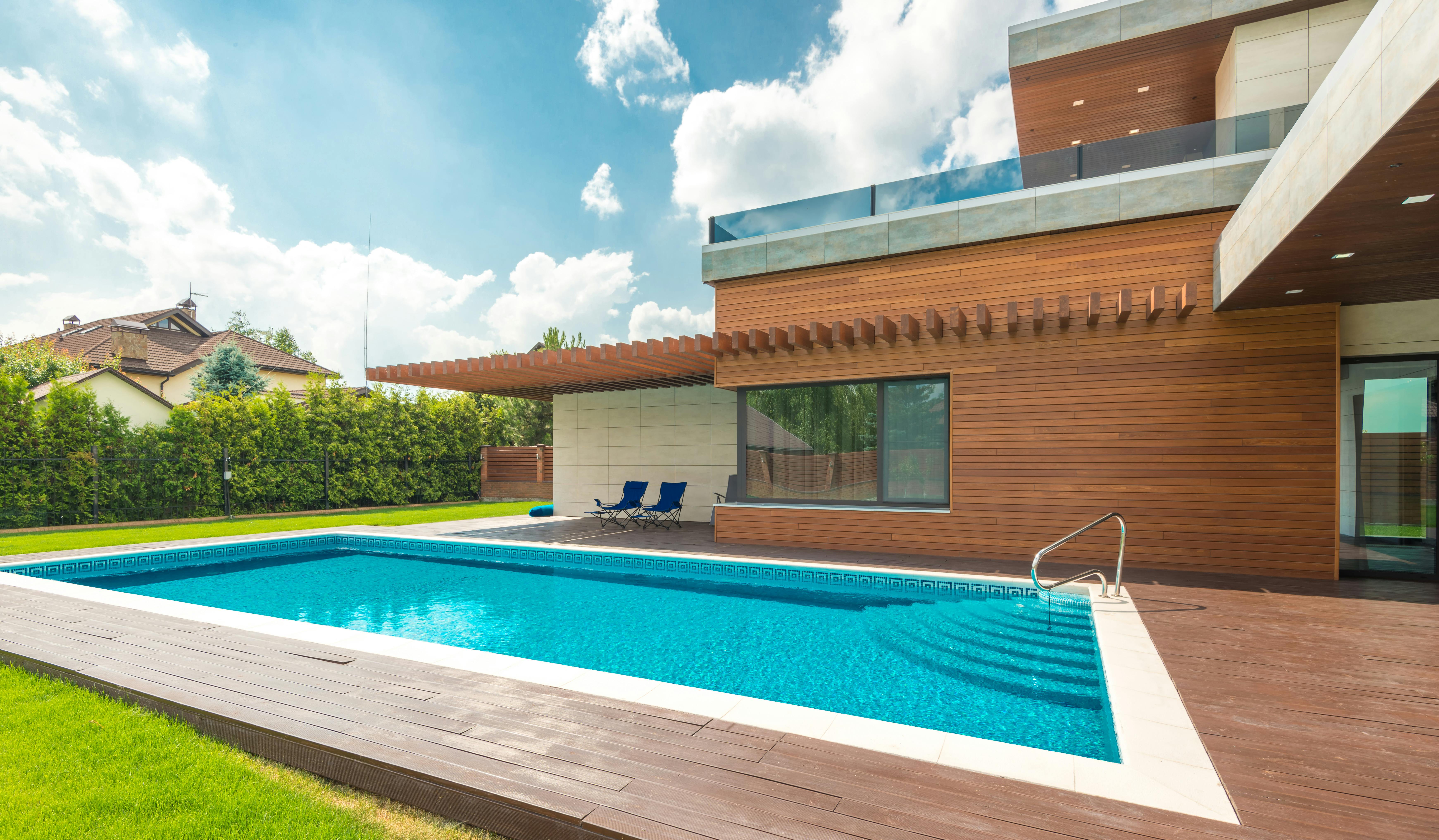 Piscina supraterana cu margine finisata